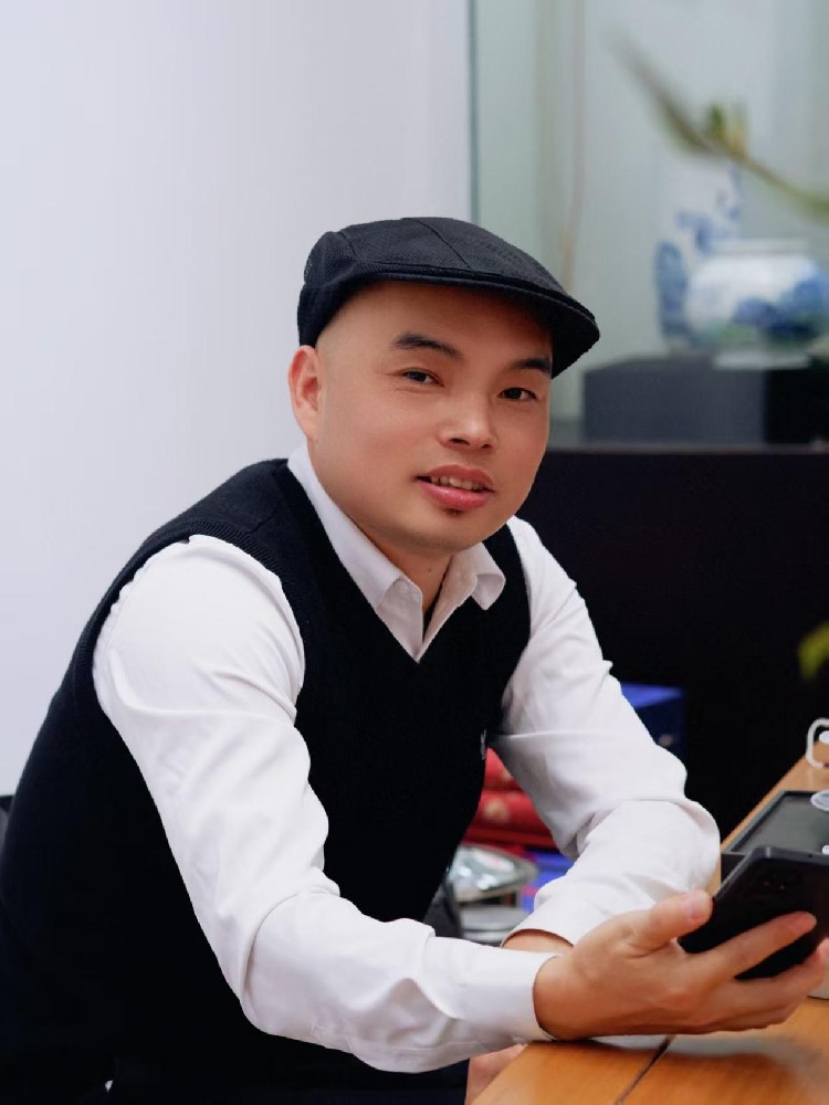 劉祖英（國(guó)瓷紅葉畫(huà)院研究員）